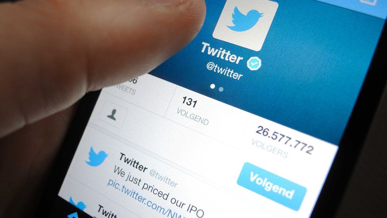 Älypuhelimen näyttö jossa Twitter auki.