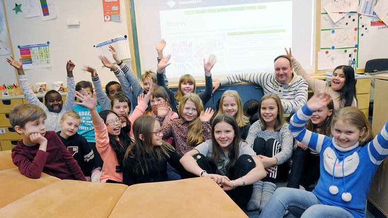 Veromäen koulun 4A-luokka opettajansa Markus Humalojan kanssa.