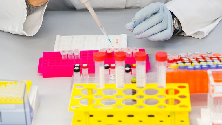 Tutkija työskentelee laboratoriossa.