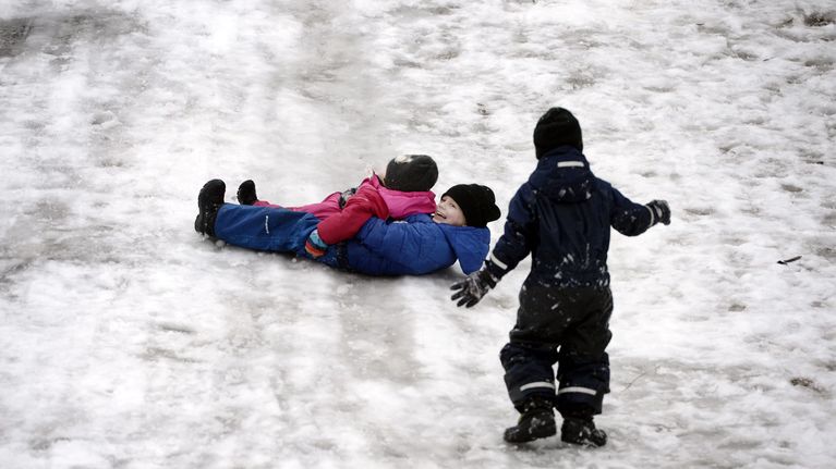 Pulkkailijoita Laskiaissunnuntaina Vantaan Malminkartanoss