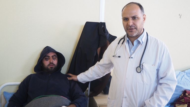 Johtava lääkäri Usama Derweesh kertoo, että Venäjän ilmapommitusten takia sairaalaan on tuotu runsaasti vakavasti haavoittuneita Kilisin kaupukiin Turkin puolelle. 