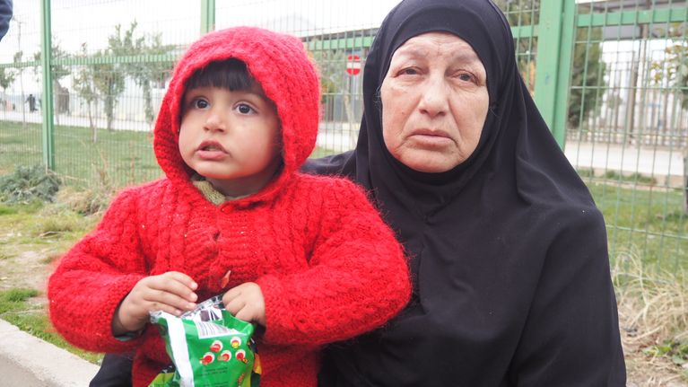 Isoäiti Hatice odottaa ahdistuneena tietoa pojastaan ja hänen vaimostaan - he ovat jääneet sodan jalkoihin Aleppoon. 