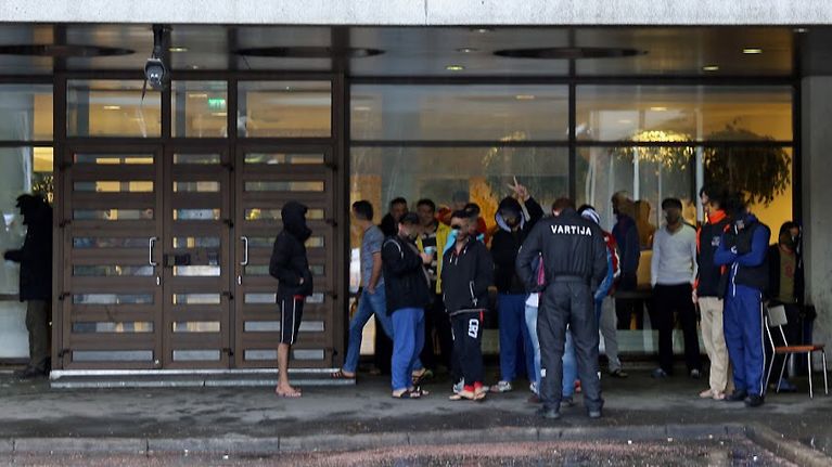 Turvapaikanhakijoiden vastaanottokeskus kuvattuna ulko-oven edustalta.