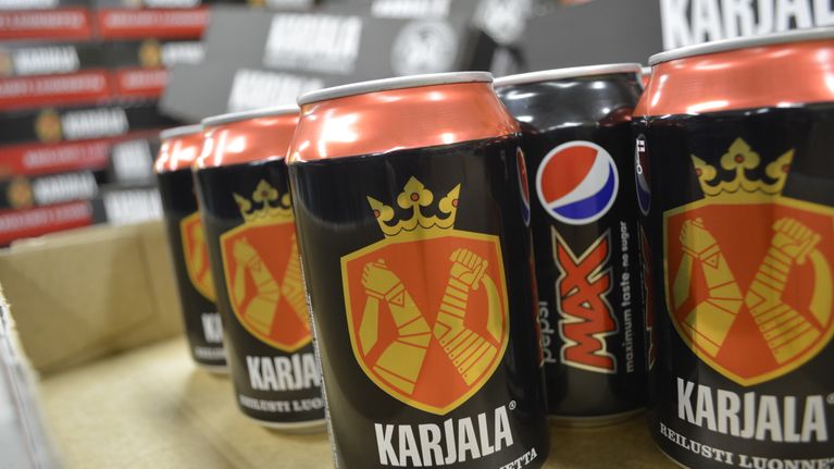 Pepsi Max -tölkkejä Karjala-tölkkien takana.