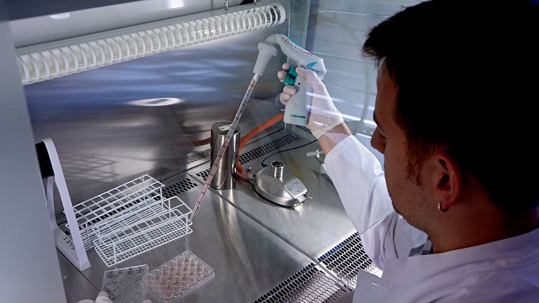 Mies työskentelee laboratoriossa.