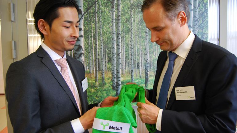 Keiji Takanashi Itochu Corporationista ja Metsä Fibren tutkimusjohtaja Niklas von Weymarn ja uusi innovaatio, sellusta tehty huivi.