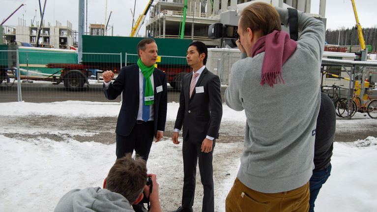 Keiji Takanashi Itochu Corporationista ja Metsä Fibren tutkimusjohtaja Niklas von Weymarn ja uusi innovaatio, sellusta tehty huivi. Huivi kiinnosti mediapäivässä Äänekosken biotuotetehtaalla helmikuussa 2016.