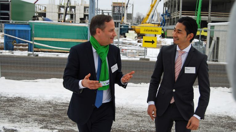 Keiji Takanashi Itochu Corporationista ja Metsä Fibren tutkimusjohtaja Niklas von Weymarn ja uusi innovaatio, sellusta tehty huivi. Huivi kiinnosti mediapäivässä Äänekosken biotuotetehtaalla helmikuussa 2016.