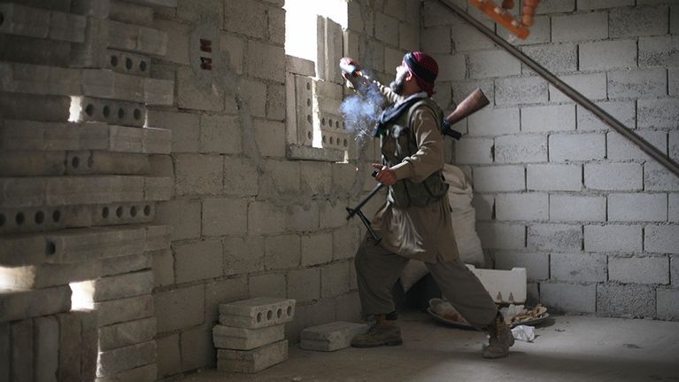 Vapaan Syyrian armeija (FSA) taistelija heittää käsikranaattia Aleppossa marraskuussa 2012.