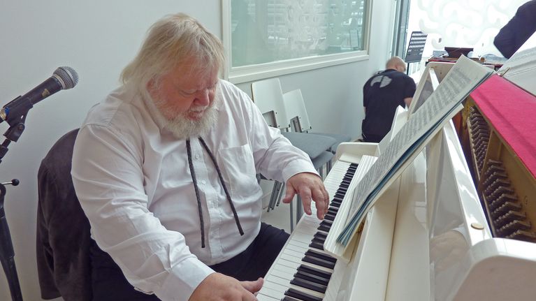 Leif Segerstam soittaa pianoa.