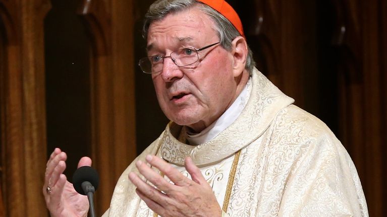Pell arkkipiispan asussa kädet koholla