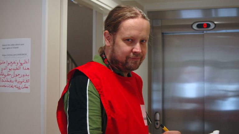 Timo Ekman vapaaehtoistöissä Seinäjoen vastaanottokeskuksessa.