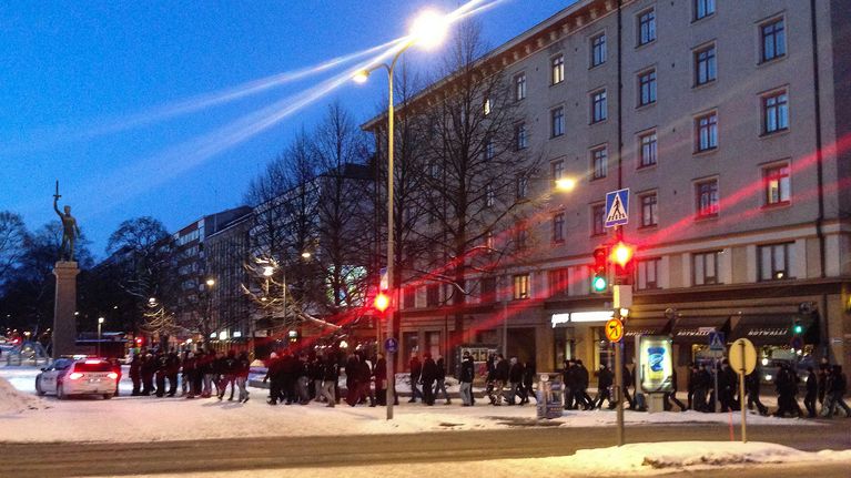 Tampereen keskustaan kerääntyi lauantaina illansuussa noin 150 mustatakkisen ihmisen kulkue.