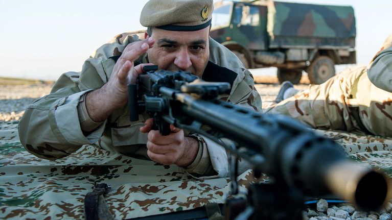 Peshmergasotilas harjoittelee käyttämään saksalaisia aseita.
