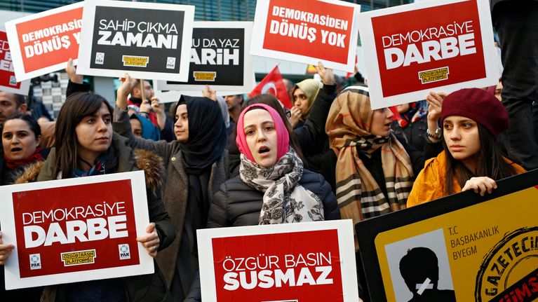 Fethullah Gülenin kannattajia osoittamassa mieltään Zaman-lehden edustalla 4. 3. 2016. Turkin hallitus on ottanut haltuunsa oppositiota kannattavan sanomalehden.