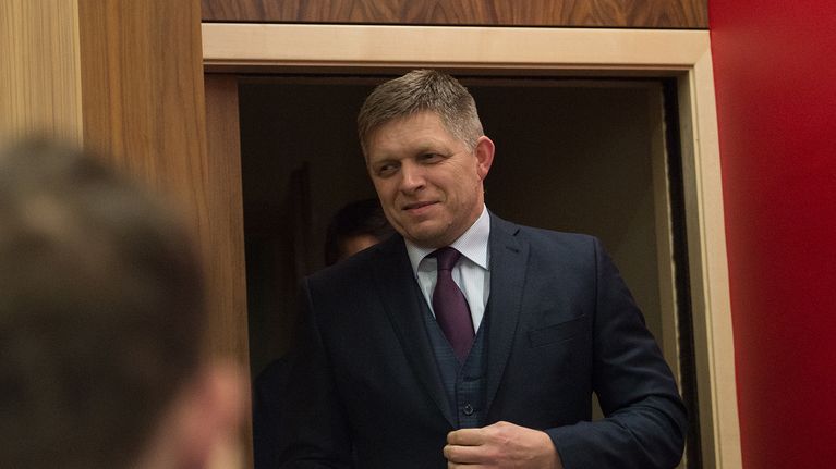Pääministeri, Smer-SD -puolueen johtaja Robert Fico saapui lehdistötilaisuuteen sunnuntaina Bratislavassa.