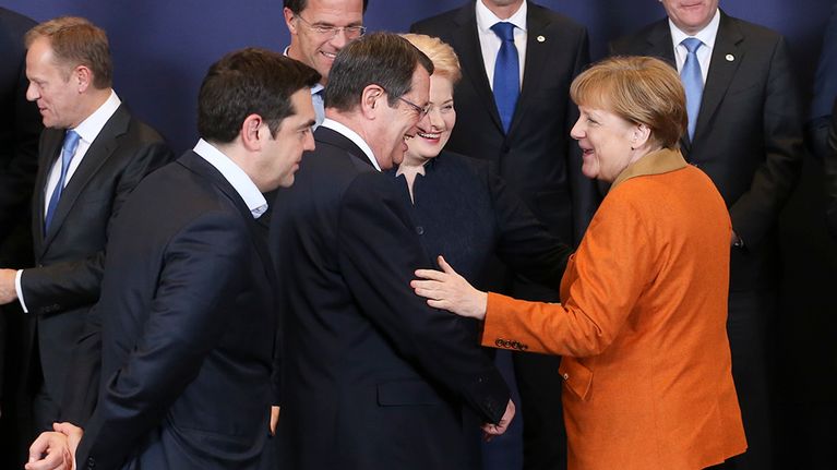 Kreikan pääministeri Alexis Tsipras, Hollannin pääministeri Mark Rutte, Kyproksen presidentti Nikos Anastasiades Saksan liittokansleri Angela Merkel juttelivat