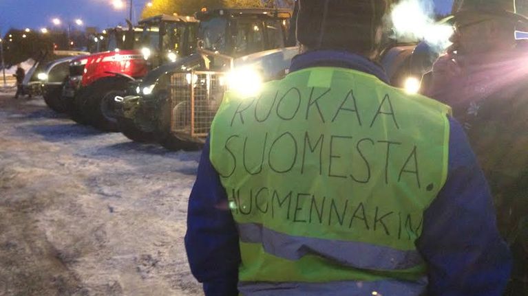Maanviljelijät valmistautumassa traktorimarssiin.