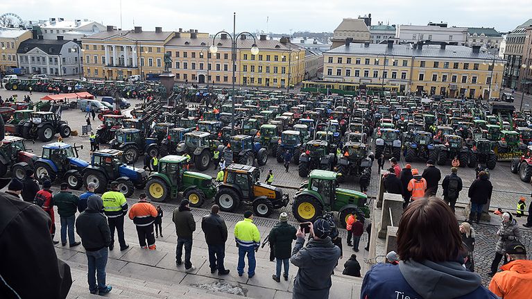 Traktorimarssi Senaatintori.