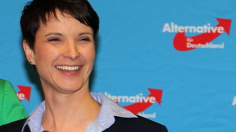 Frauke Petry hymyilevänä.