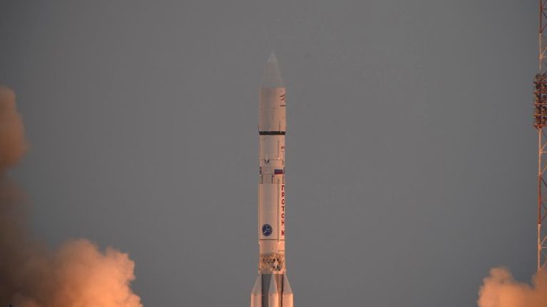 Raketti nousemassa ilmaan.