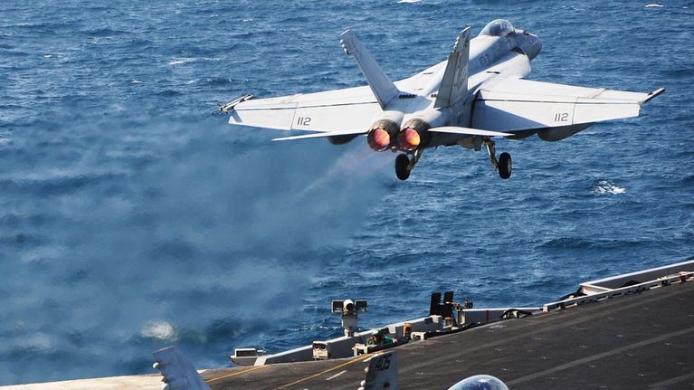 Yhdysvaltain Super Hornet -hävittäjä nousee lentoon Persianlahdella lokakuussa 2014. 