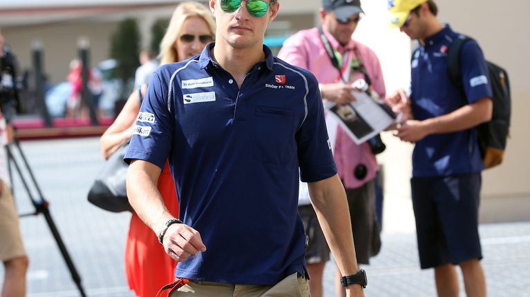 Marcus Ericsson kävelee varikolla