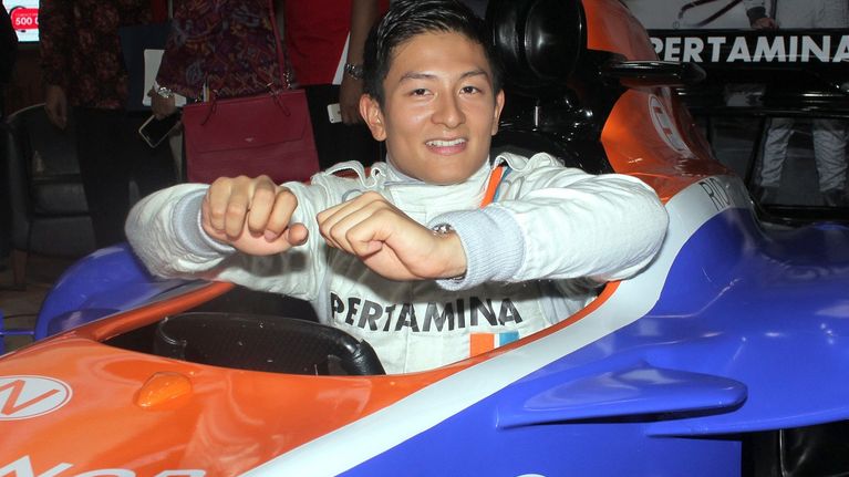 Rio Haryanto istuu autossaan