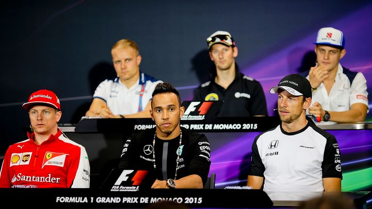 Formula 1 -kuljettajia lehdistötilaisuudessa