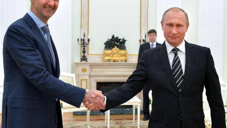 Bashar al-Assad ja Putin kättelevät.