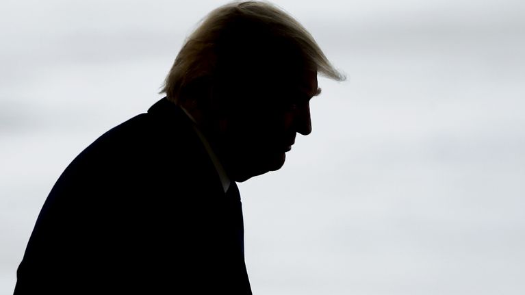 Donald Trumpin siluetti.
