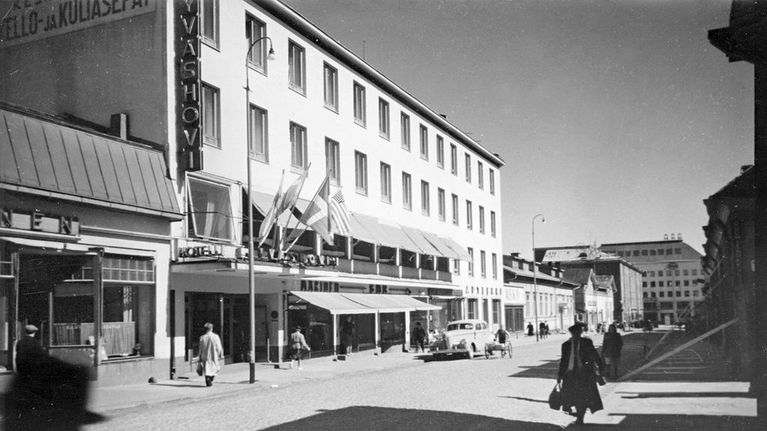 1950-luvun alussa hotellinjohtaja Pentti Barck ystävineen perusti Jyväskylän Suurajot Jyväshovin uumenissa.