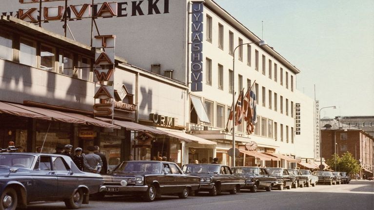 Mustat autot toivat valtioviertaita Jyväshoviin 1960-luvulla.