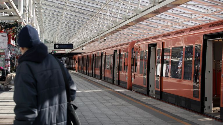 Metro Vuosaaren metroasemalla Helsingissä.