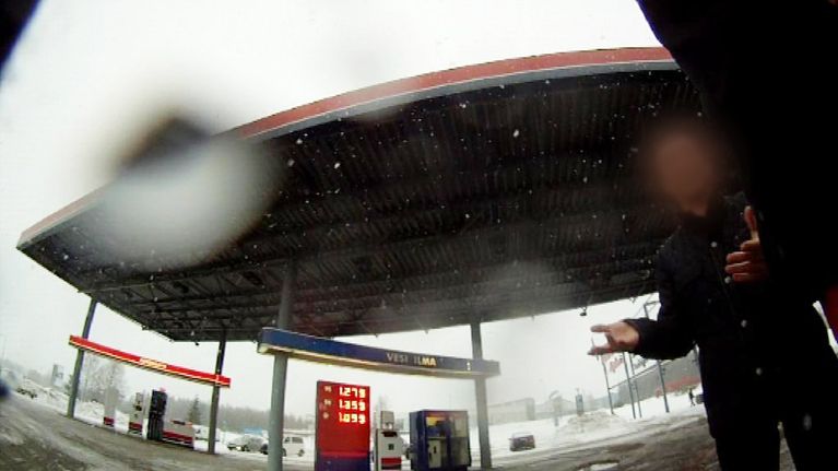 – Kuinka paljon tarvitsette? Minulla on myytävänä 11 kartonkia. Kartonki maksaa 20 euroa.