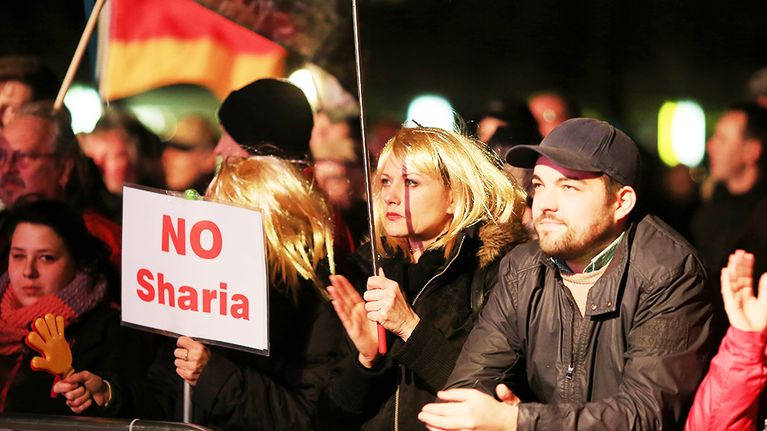 AfD-puolueen kannattajia kampanjamarssilla Magdeburgissa ennen vaaleja.
