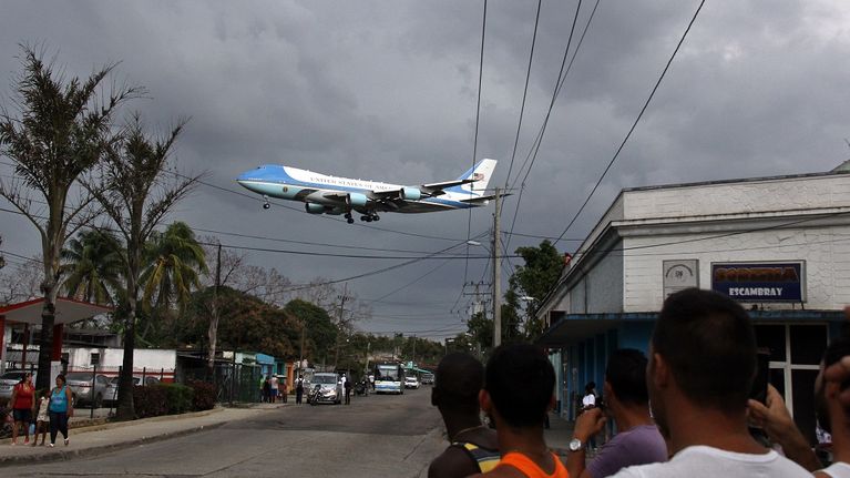 Yhdysvaltain presidentin Air Force One -lentokone lentää matalalla Havannan ylitse lähestyessään kaupungin lentokenttää.