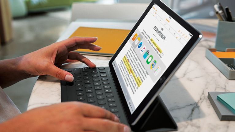 Applen työntekijä esitteli iPad Pro -taulutietokonetta lehdistötilaisuudessa Kaliforniassa maanantaina.
