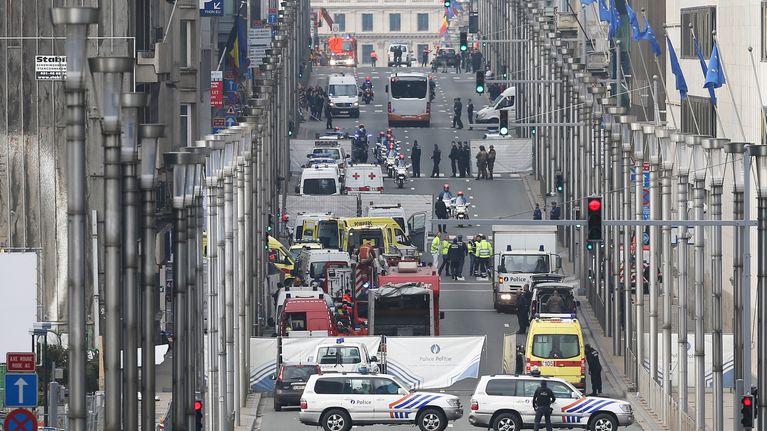 Pelastustyöntekijöitä Rue de la Loin kadulla Brysselissä Maelbeekin metroasemalla tapahtumeen räjähdyksen jälkeen 22. maaliskuuta.