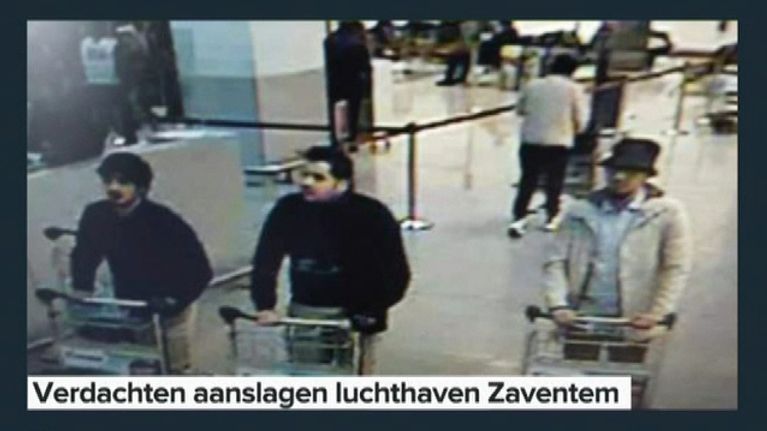 Turvakameran kuvaa terriristiepäillyistä Brysselin lentokentällä.