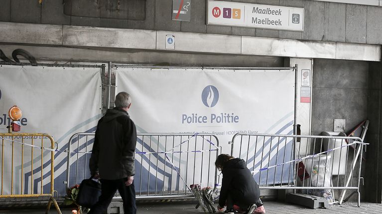 Maelbeekin metroaseman sisäänkäynti terrori-iskujen jälkeen.