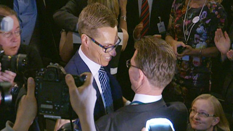 Jyrki Katainen onnittelee Alexander Stubbia Kokoomuksen puheenjohtajavaalin 16. kesäkuuta 2014.