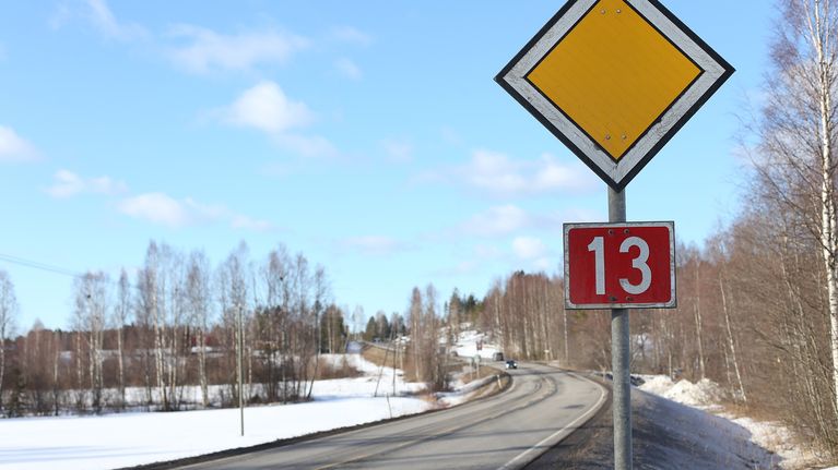 tyhjä maantie ja liikennemerkki