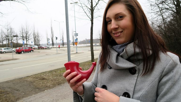 Heini Kuoppamäki nenäkannun kanssa