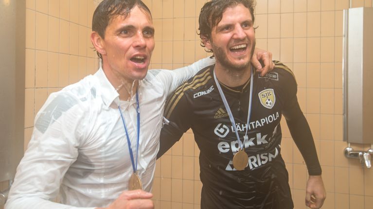Simo Valakari ja Mehmet Hetemaj mestaruussuihkussa 2015