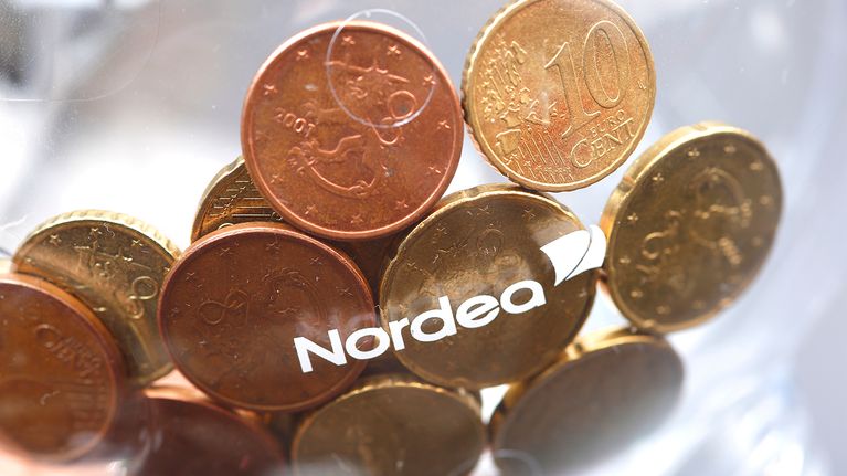 Kolikoita Nordean logolla varustetussa säästöpossussa.