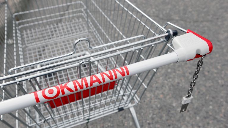 Tokmannin ostoskärry kaupan pihalla.