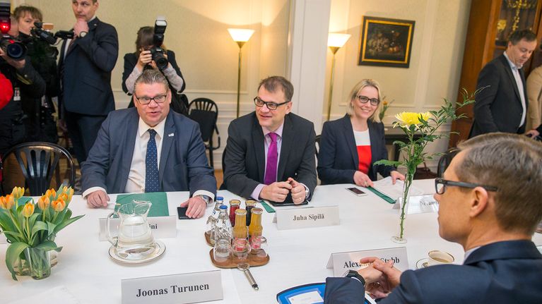 Juha Sipilän hallitus kokoontuu kehysriiheensä Kesärannassa.