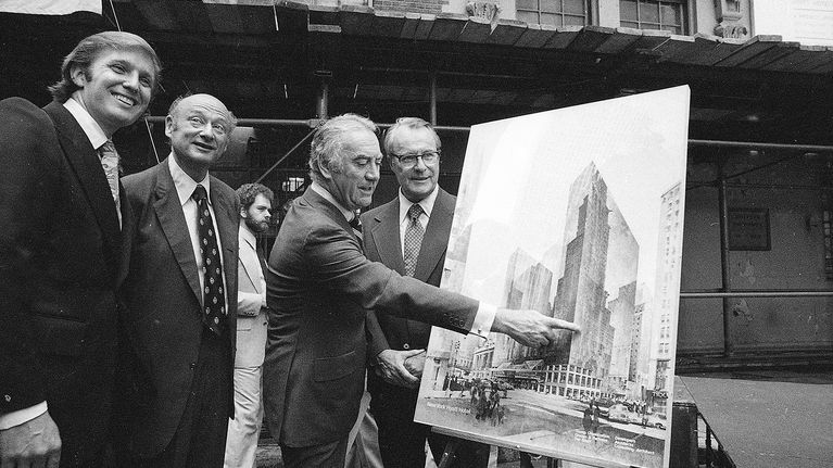Kuvernoori Hygh Grant esittelee Hyatt-hotellin suunnitelmaa kesäkuussa 1978. Kuvan vasemmassa reunassa seisoo nuori Trump.