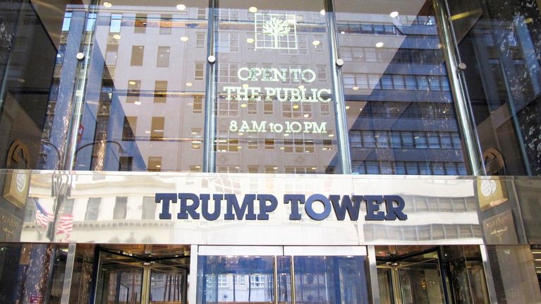 Sisäänkäynti Trump Toweriin Manhattanilla, New Yorkissa.